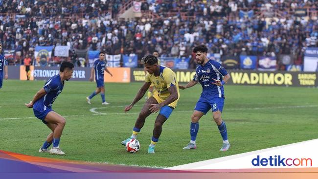 Bojan Hodak Tak Puas dengan Lini Depan Persib