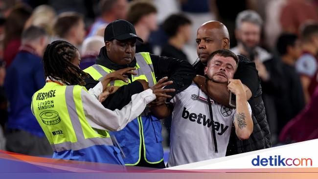 West Ham Dibantai Chelsea, Fans Ngamuk dan Mau Terobos Lapangan!